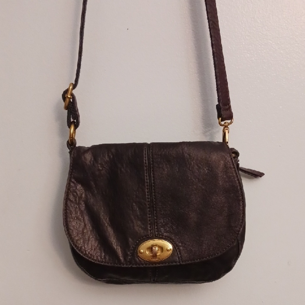 Fossil small women's black leather crossbody front flap closure ajustable bag.